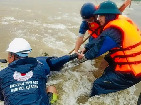 Kịp thời cứu sống hai mẹ con đi xe máy bị lũ cuốn