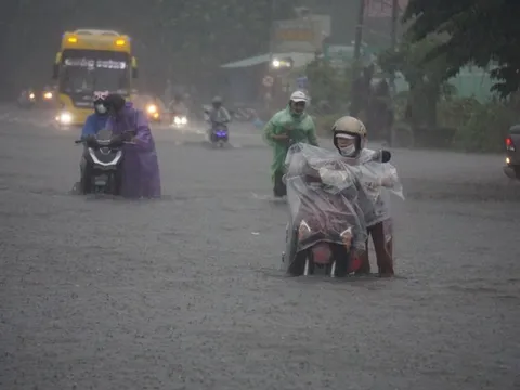 Vùng áp thấp trên Biển Đông khiến mưa lũ ở miền Trung diễn biến khó lường