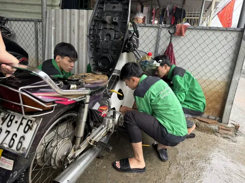 Sinh viên Đà Nẵng đội mưa, sửa xe miễn phí cho người dân