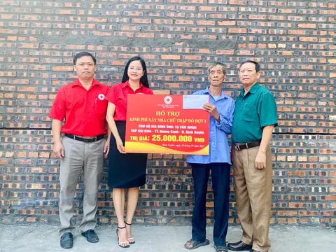 Hỗ trợ kinh phí xây nhà Chữ thập đỏ cho người dân khó khăn