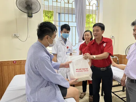 Trao tặng yêu thương - Ấm lòng người bệnh