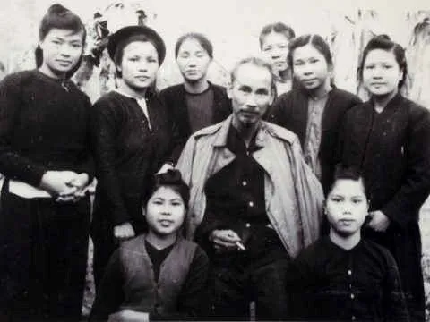 Phụ nữ Việt Nam từ “anh hùng, bất khuất” đến  “tự tin, tự trọng, trung hậu, đảm đang”