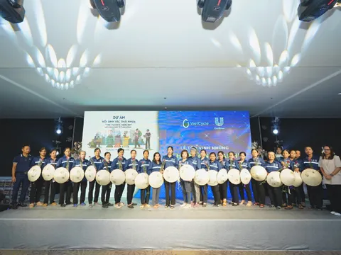 Unilever tôn vinh các lao động nữ nghề ve chai phi chính thức trong hành trình “Hồi sinh rác thải nhựa”