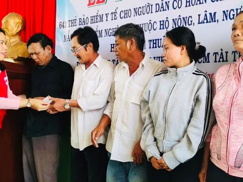 Bình Thuận: Trao tặng 642 thẻ bảo hiểm y tế cho người nghèo Hàm Thuận Nam