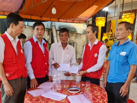 Thăm hỏi, hỗ trợ các gia đình ngư dân gặp nạn trên biển