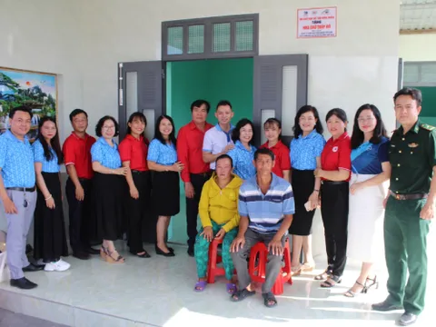 Hỗ trợ nhà ở, giúp hộ gia đình khó khăn ổn định cuộc sống