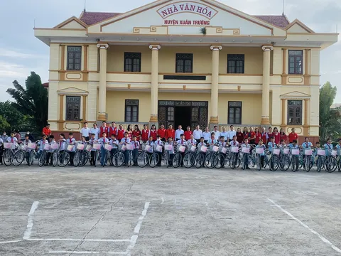Trao xe đạp và học bổng cho học sinh nghèo, khó khăn