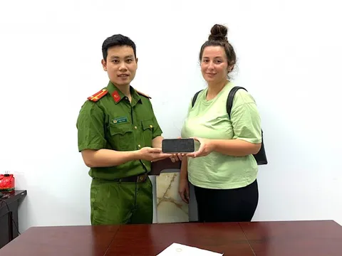 Công an Đà Nẵng đã tìm trả lại tài sản bị mất cho 2 du khách người Pháp