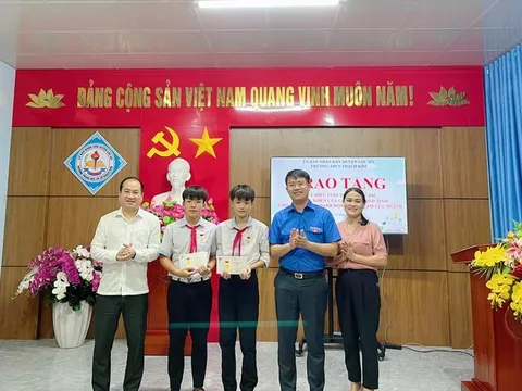 Tặng huy hiệu 'Tuổi trẻ dũng cảm' cho 2 học sinh cứu em nhỏ đuối nước