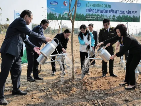 Vinamilk đồng hành cùng chuỗi hoạt động của CLB Báo chí Phát triển Xanh