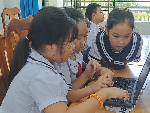 Trao tặng máy tính trường học