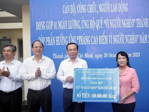 Thành ủy TP HCM ủng hộ Quỹ “Vì người nghèo” thành phố 400 triệu đồng