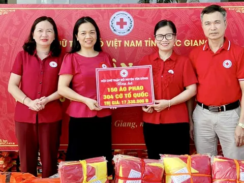 Bắc Giang ủng hộ hơn 5 nghìn cờ Tổ quốc, áo phao cho ngư dân hoàn cảnh khó khăn