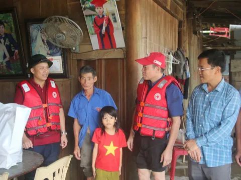 Thăm hỏi, động viên các gia đình thiệt mạng do mưa lũ