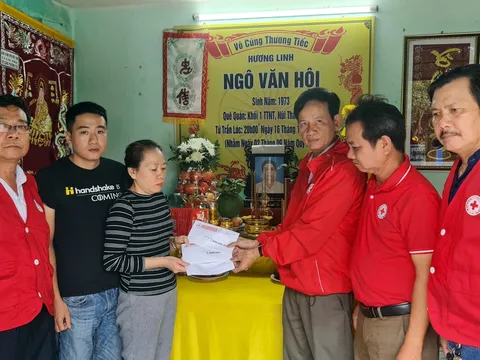 Hội Chữ thập đỏ Quảng Nam trao hỗ trợ 13 gia đình có ngư dân mất tích