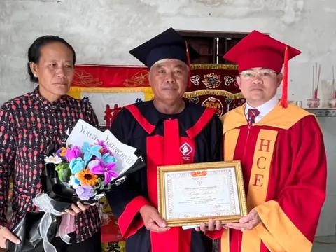 Nghẹn lòng hình ảnh ba thay con trai mặc lễ phục nhận bằng tốt nghiệp loại xuất sắc