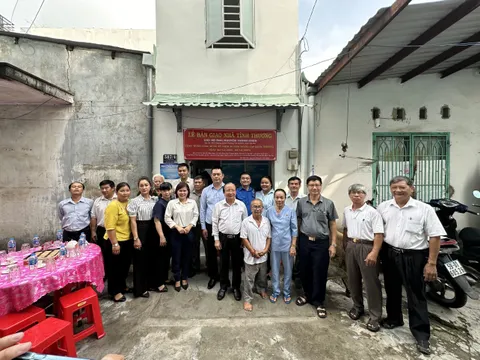 Niềm vui trong ngày dọn về ngôi nhà mới của đôi vợ chồng tuổi xế chiều có hoàn cảnh khó khăn