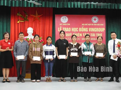 Hội Chữ thập đỏ tỉnh Hoà Bình trao học bổng cho 14 học sinh hoàn cảnh khó khăn huyện Tân Lạc