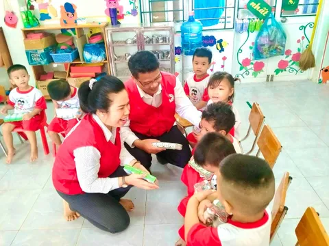 Bình Thuận: Trao tặng 50 thùng sữa cho trẻ em trên địa bàn huyện Hàm Tân