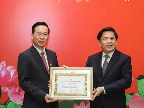 Chủ tịch nước Võ Văn Thưởng nhận Huy hiệu 30 năm tuổi Đảng