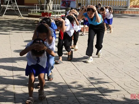Diễn tập ứng phó với lốc xoáy cho các em học sinh tiểu học