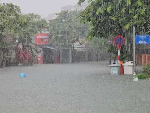 Mưa trắng trời, đường phố Huế chìm trong biển nước