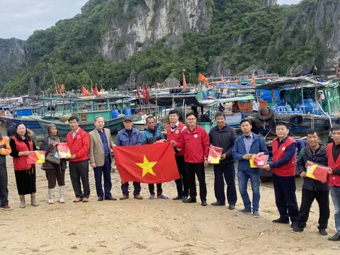 Trao tặng cờ Tổ quốc, ngư cụ cho ngư dân yên tâm bám biển