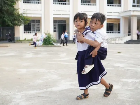 Cô bé lớp 1 ngày ngày cõng bạn đến trường