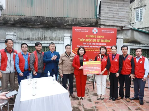 Tiếp bước em đến trường