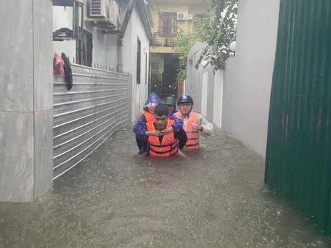 Hội Chữ thập đỏ Việt Nam hỗ trợ gần 220 triệu đồng cho người bị ảnh hưởng bởi mưa lũ tại Huế