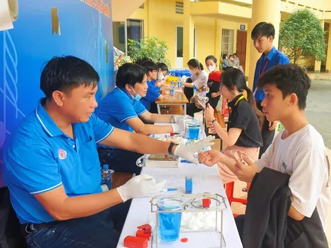 Nhiều giáo viên, sinh viên tham gia hiến máu tình nguyện