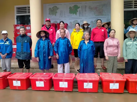 Hội Chữ thập đỏ Thừa Thiên Huế thăm hỏi, động viên hỗ trợ người dân bị ảnh hưởng bởi mưa lũ