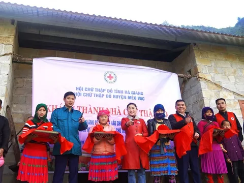 Bàn giao Nhà Chữ thập đỏ tặng hộ nghèo dân tộc thiểu số