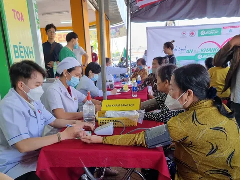 TP. Cần Thơ: Tổ chức khám bệnh, cấp thuốc miễn phí và tặng quà cho người dân có hoàn cảnh khó khăn