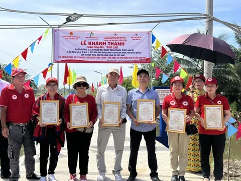 Khánh thành cầu giao thông nông thôn, tặng quà cho người dân khó khăn