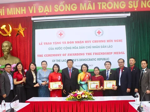 Hội Chữ thập đỏ Việt Nam đón nhận huy chương hữu nghị của Chính phủ nước CHDCND Lào