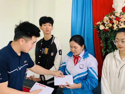 Gia Lai: Trao tặng học bổng Vingroup năm học 2023-2024