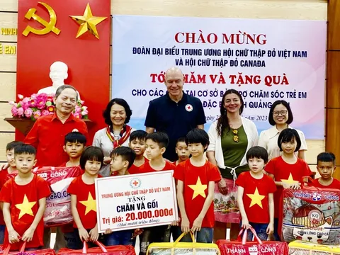 Hội Chữ thập đỏ Việt Nam và Hội Chữ thập đỏ Canada tặng quà cho trẻ em có hoàn cảnh đặc biệt