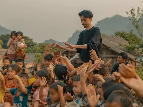 Ca sĩ Đen Vâu được trao giải thưởng "Tình nguyện quốc gia" năm 2023