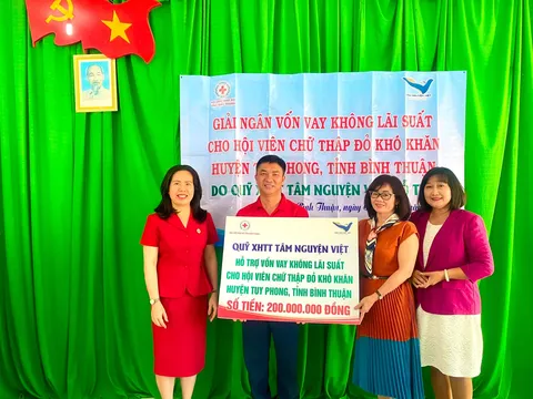 Trao “chìa khóa” thoát nghèo cho hội viên Chữ thập đỏ khó khăn