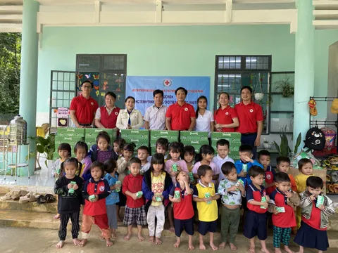 Hỗ trợ hơn 100 thùng sữa cho trẻ em nghèo nhân Ngày Quốc tế Tình nguyện