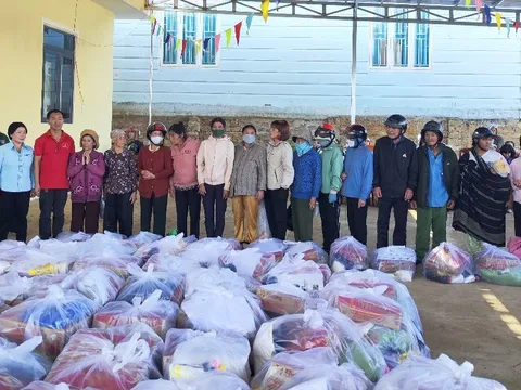 Lâm Đồng: Tặng quà cho hộ nghèo, hộ khó khăn trị giá gần 130 triệu đồng