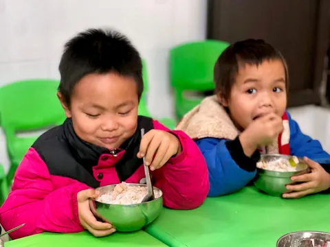 Chăm lo bữa ăn cho học sinh ở điểm trường vùng cao