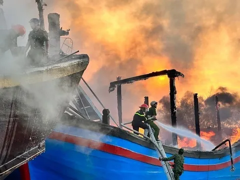 Cháy lớn thiêu rụi 11 tàu cá ở Bình Thuận