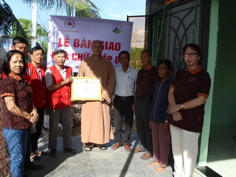 Bàn giao nhà Chữ thập đỏ cho hộ khó khăn về nhà ở
