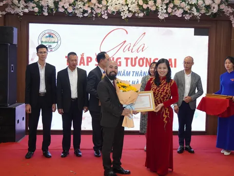 Hội Chữ thập đỏ Việt Nam tặng bằng khen cho CLB Báo chí Bắc Giang tại Hà Nội