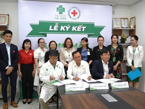 Hỗ trợ điều trị mắt cho người cao tuổi