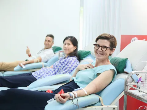 Trưởng đại diện WHO tại Việt Nam hiến máu, góp vào kho dự trữ cuối năm