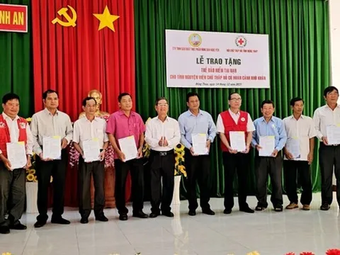 Tặng 1.000 thẻ Bảo hiểm tai nạn cho tình nguyện viên Chữ thập đỏ có hoàn cảnh khó khăn