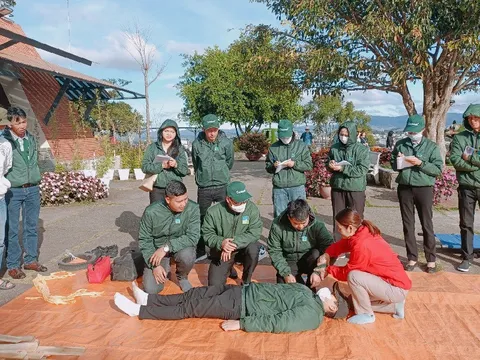 Tập huấn kỹ năng sơ cấp cứu cho cán bộ và nhân viên Công ty Cổ phần Du lịch Lâm Đồng